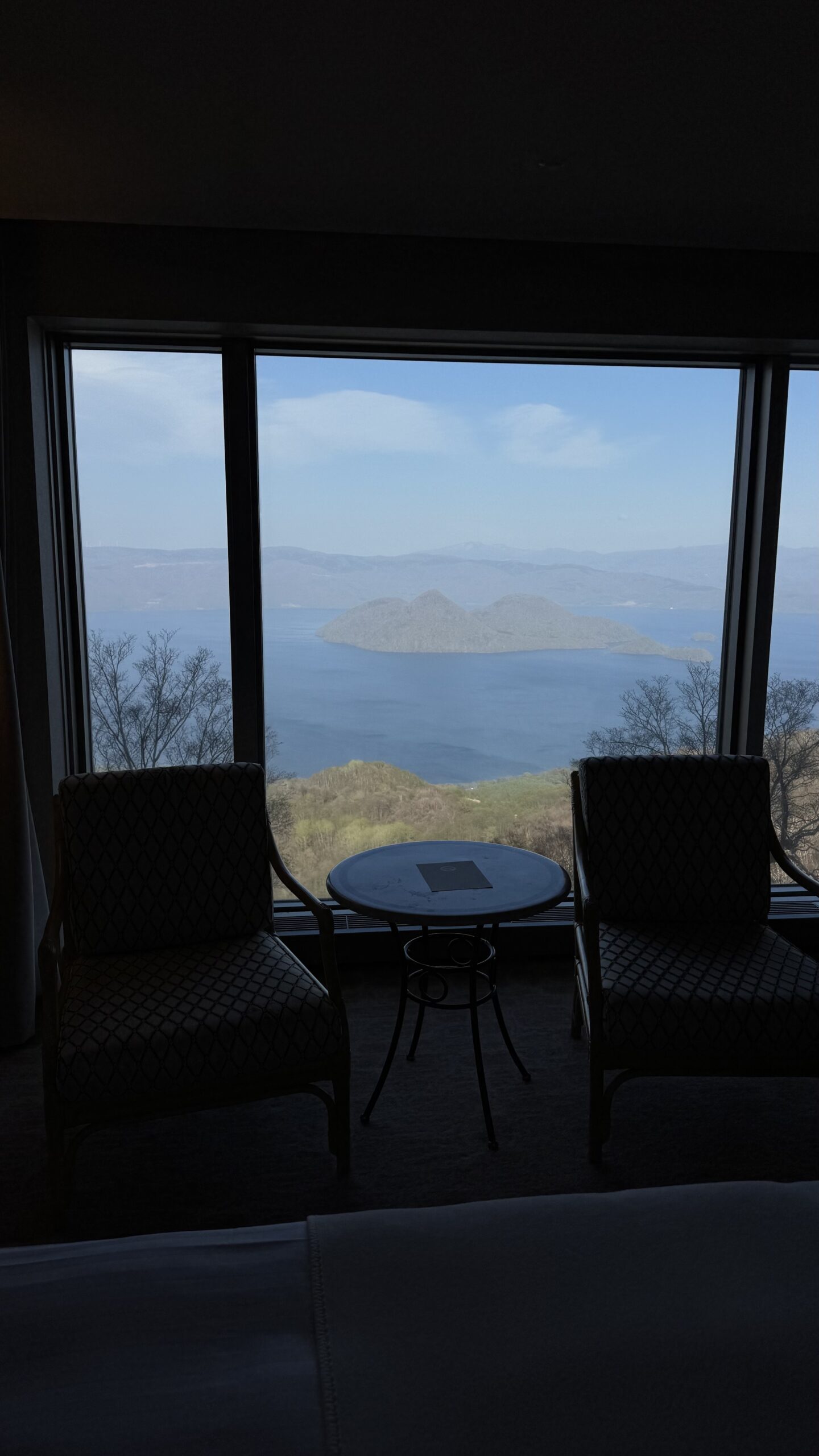 ウィンザーホテル洞爺の客室から見える洞爺湖・中島・羊蹄山